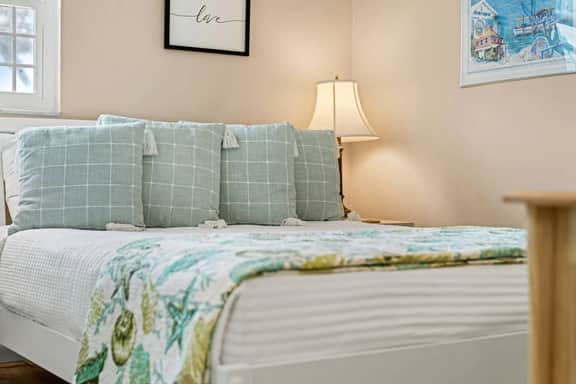 Walk to Beach | 2 Bedroom | Backyard & Coffee Bar - Image 4